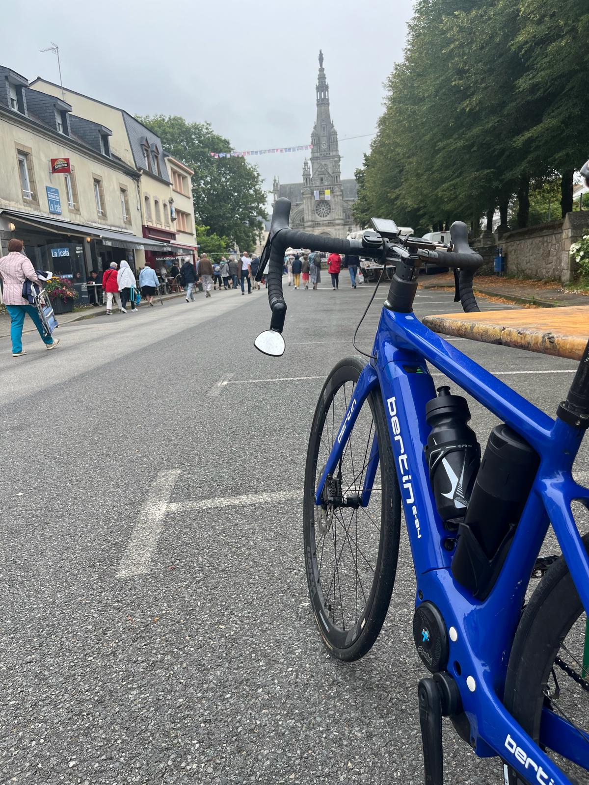 Alain Glon et son Bertin E34 bleu devant une église bretonne