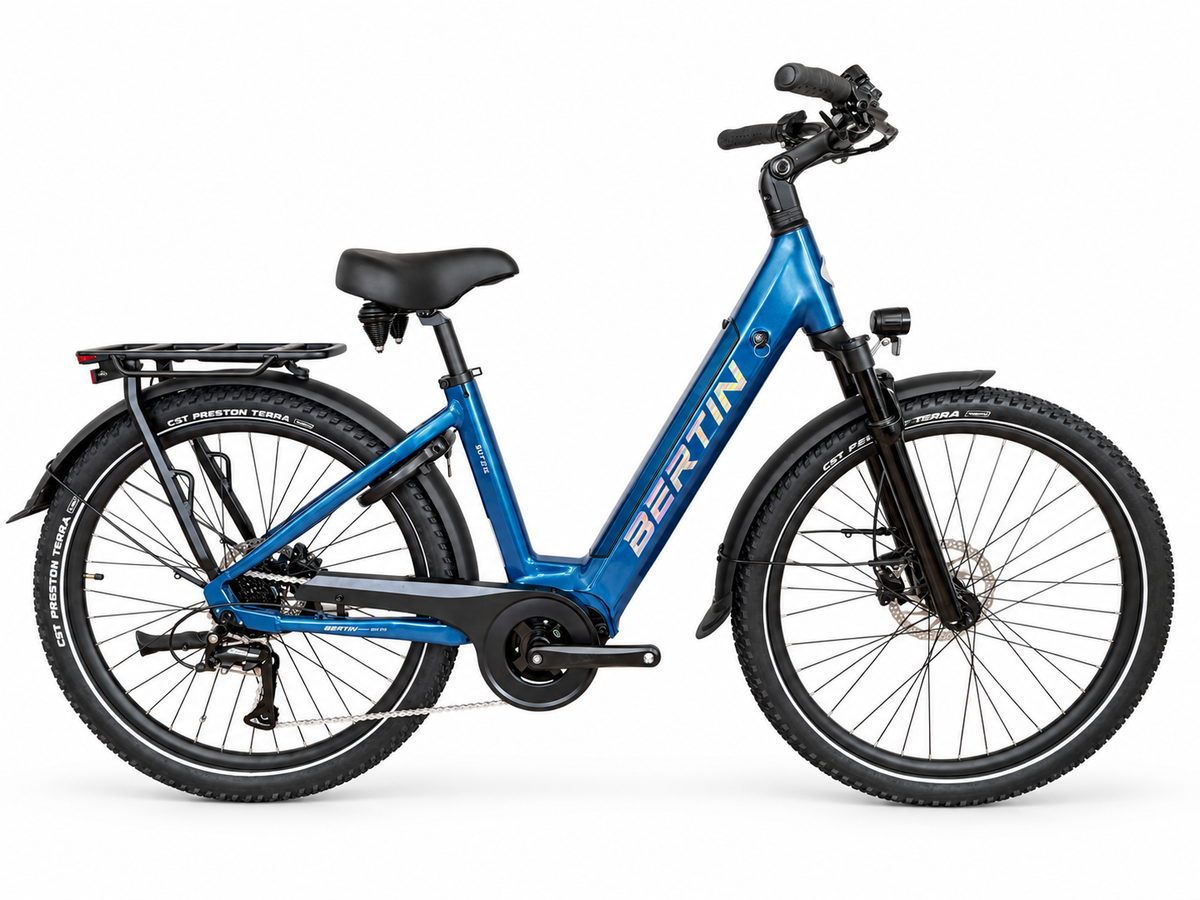 Bertin SUV 2027 bleu, batterie 930 Wh et moteur 80 Nm — vue complète sur fond blanc