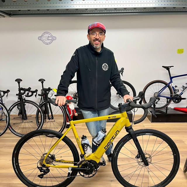 Benoît Hamery avec son Bertin E110 jaune au magasin d'usine Cycles Bertin