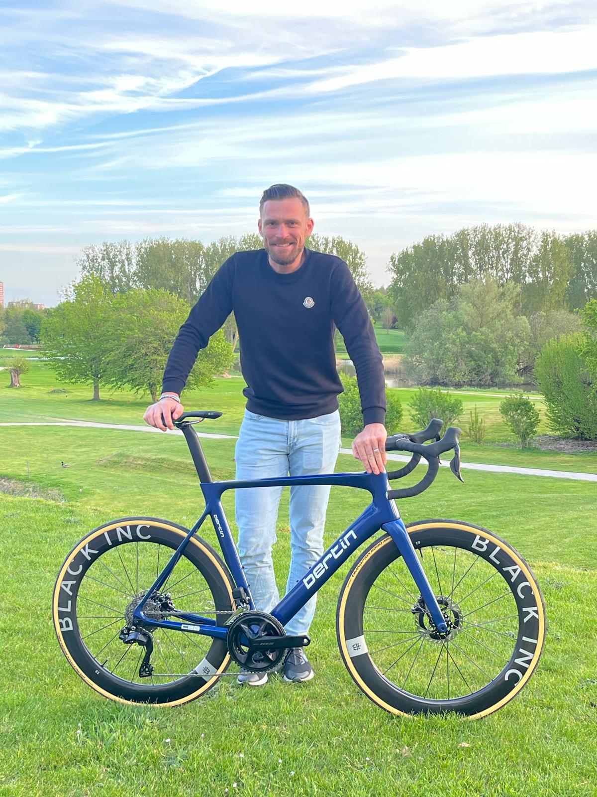 Adrien Petit avec son vélo Bertin C38 dans un parc